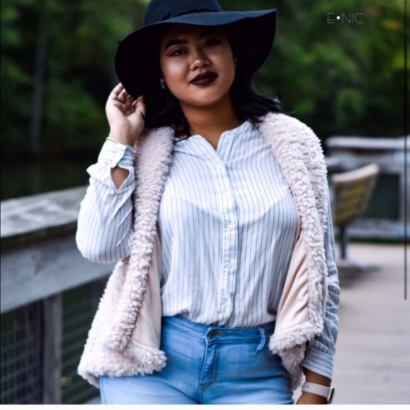 Women’s Fuzzy Sherpa Fleece open front Vest - Picture 2 of 8